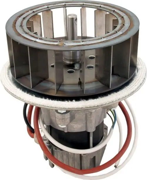 Saugzuggebläse von Wolf, gefertigt aus Metall, mit mehreren Anschlussleitungen und einem rotierenden Ventilator, zur Nutzung in Heizsystemen.